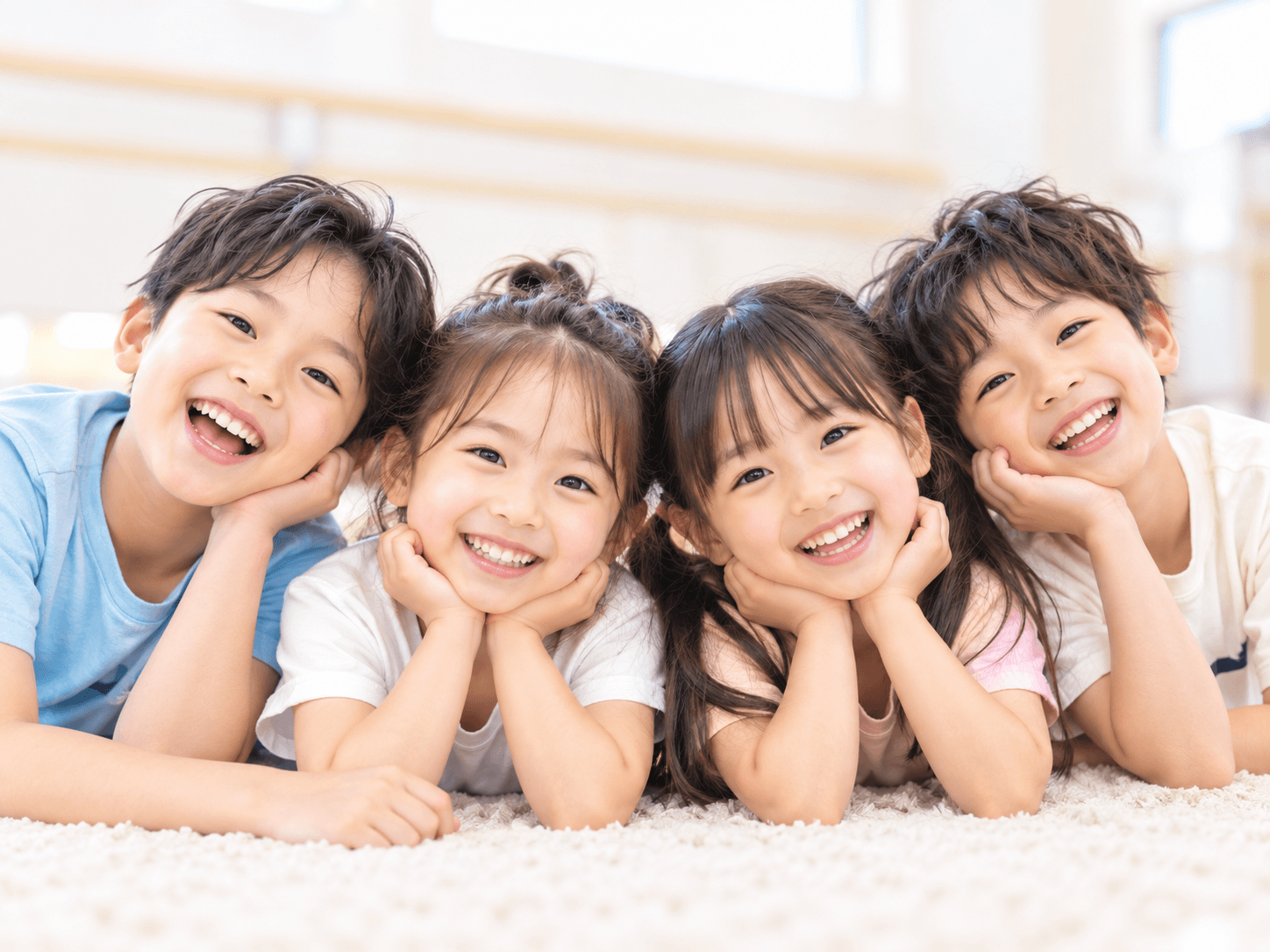 笑顔で並ぶダンススクールの子どもたち
