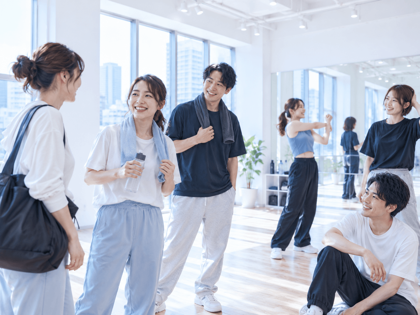 明るいスタジオで交流する大人のダンス仲間