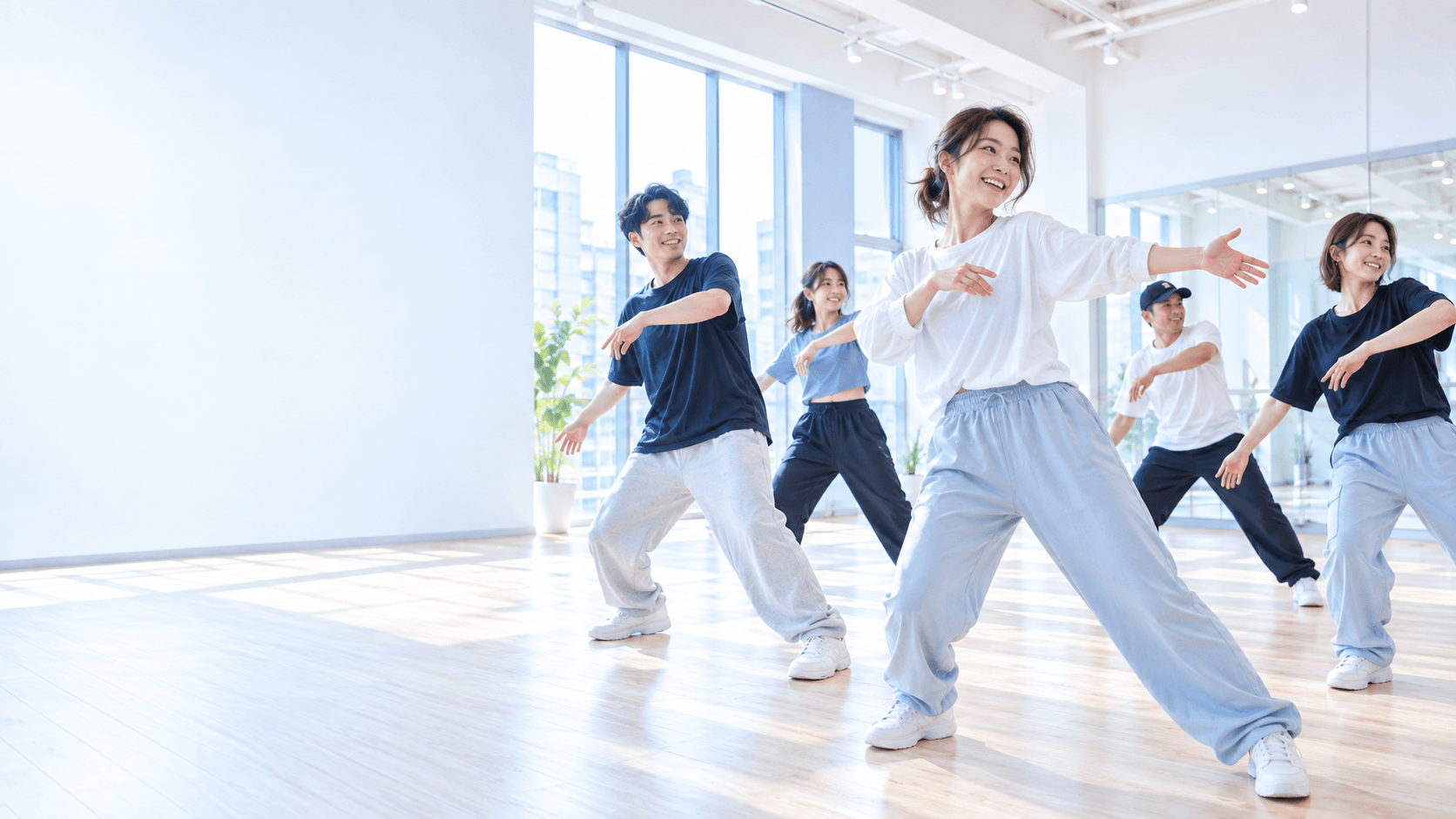 明るいスタジオでダンスを楽しむ日本人の大人たち